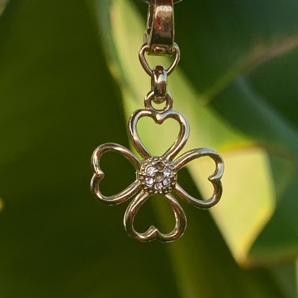 Fossil clover charm - Picture 10 of 15